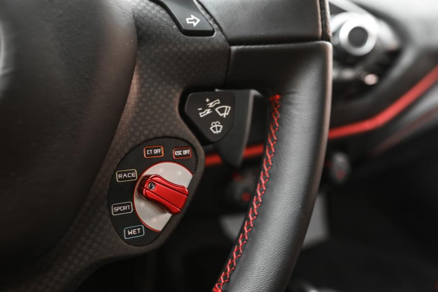 Детали интерьера Ferrari 488 Pista 2018 года  (WW) (фото 35 из 42)